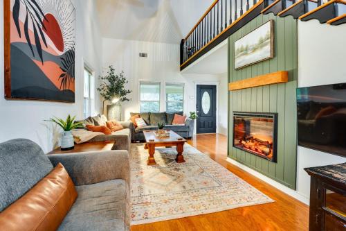 Thomaston Casa | Riverfront Cuero Vacation Home with Spacious Deck!