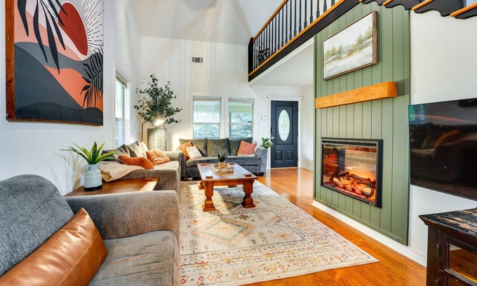 Thomaston Casa | Riverfront Cuero Vacation Home w/ Spacious Deck!