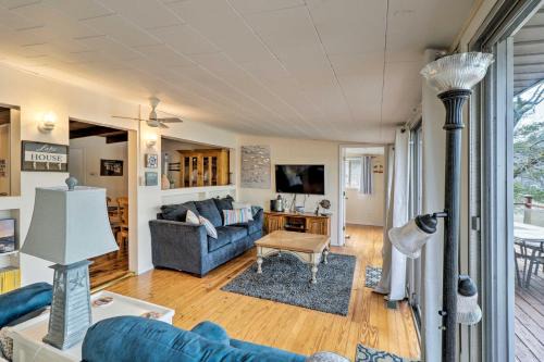 Piney Casa | Riverfront Deck and Fire Pit Hot Springs Retreat!