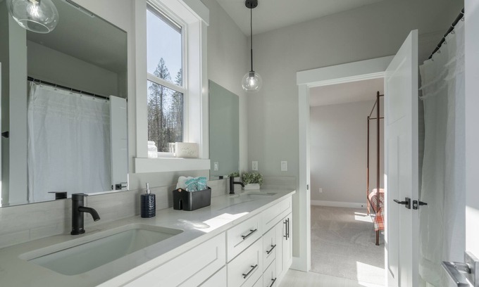 Carver Otro | Riverfront Farmhouse Retreat