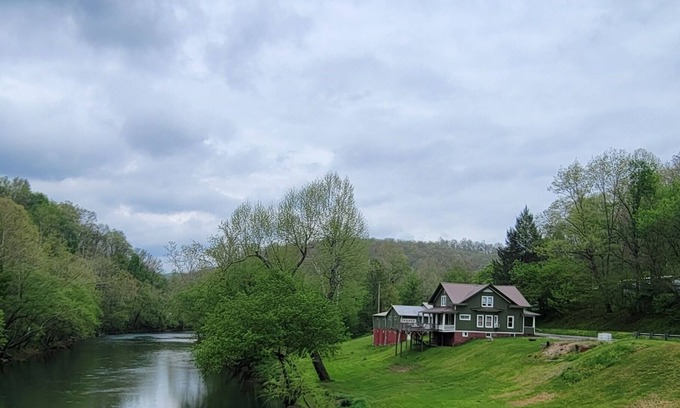 Duck Casa | Riverfront / Fishing / Elk Rail Trails / 4-bedroom house in beautiful Duck