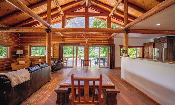 North Fork Cabina | Riverfront, Fishing, Kayaking, Hot Tub, Pickleball at River's Fork Lodge