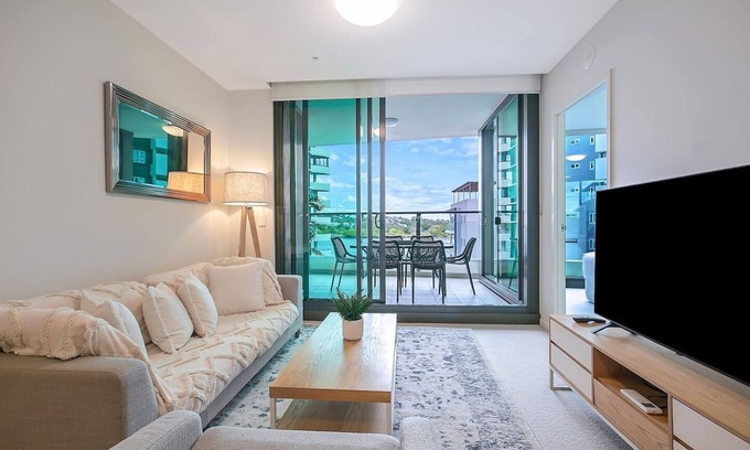 Hamilton Apartamento | Riverfront Flow Poolside and Portside in Hamilton