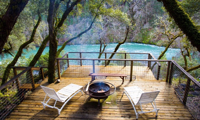 Burnt Ranch Casa | Hermosa casa con playa privada frente al río, vistas al río y voleibol de arena.