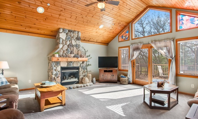 Arkdale Condominio | Riverfront golf resort condo with pool, hot tub, volleyball, & fairway-view deck