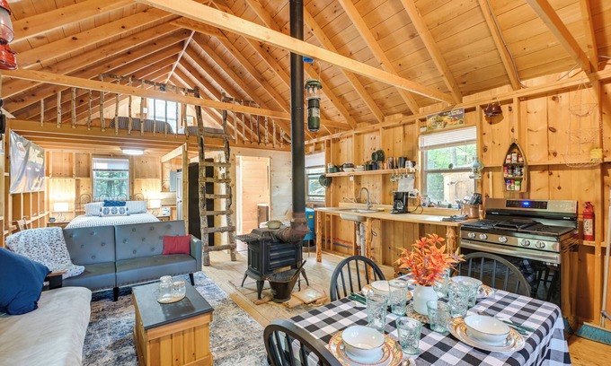 Olamon Apartamento | Riverfront Greenbush Studio w/ Porch & Views!