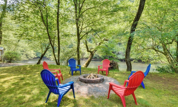 Hayesville Casa | Riverfront Hayesville Retreat: Fishing & Kayaking!