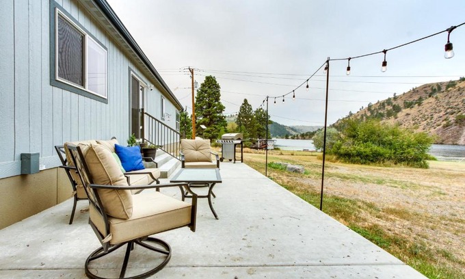 Helena Casa | Riverfront Helena Retreat with Small Dock and Kayaks!