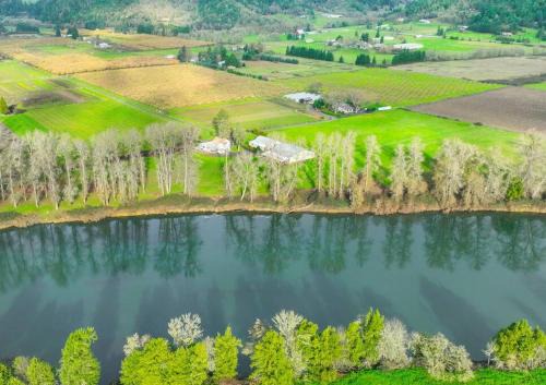 Roseburg Apartamento | Riverfront Hideaway - Hot Tub - Private Entrance