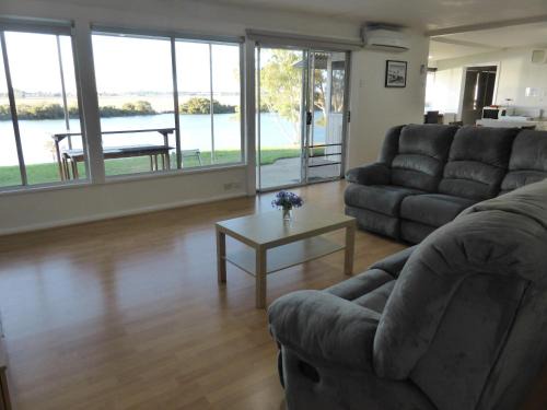 Seymour Casa | Riverfront Holiday House