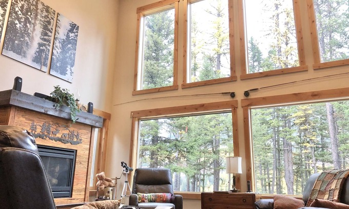 Essex Casa | Riverfront Home Bordeando el Parque Nacional Glacier en 9 Acres !!!