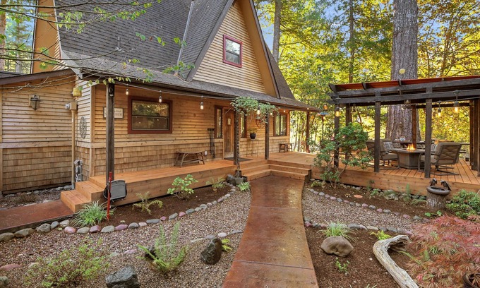 North Bend Casa | Riverfront Home in North Bend with Large Deck and Hot Tub. Pet-Friendly!