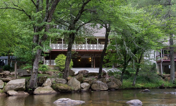 Sylva Casa | Riverfront casa w / chimenea, porche - fogón al aire libre!