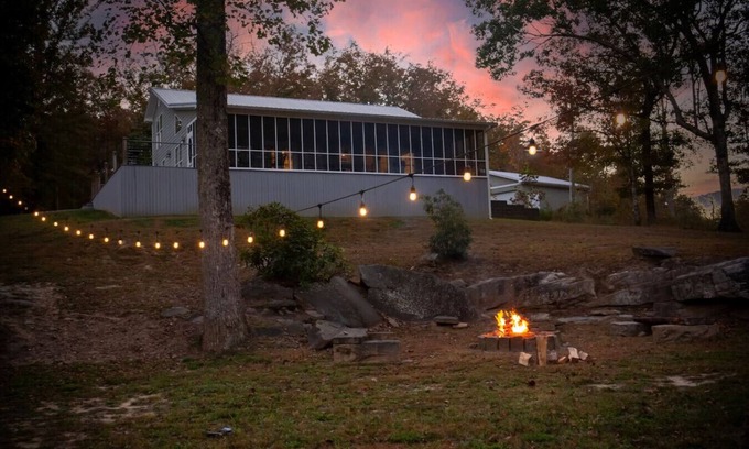 Mentone Casa | Riverfront Home with Hot Tub - Brushy Creek Lodge