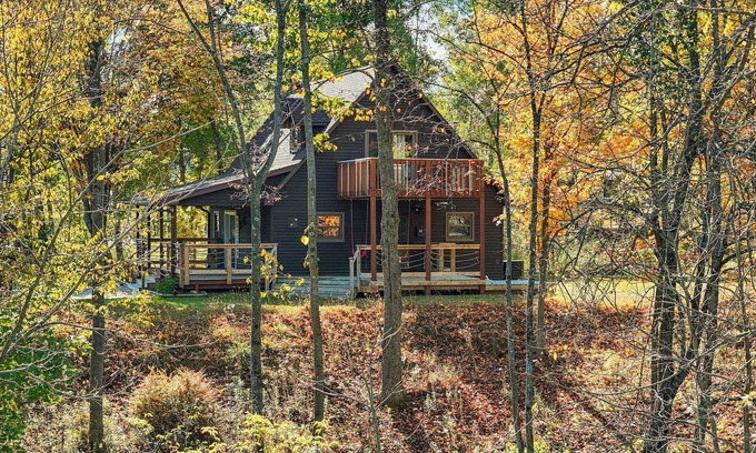 Reed City Chalet De Esquí | Riverfront | Hot Tub, Fireplace, Kayaks & Tubes