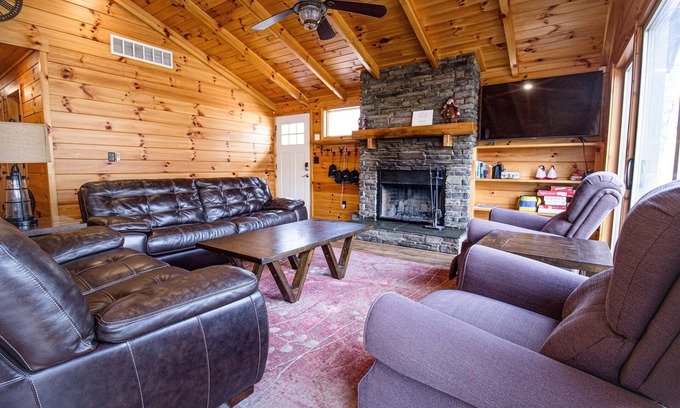 Sears Cabina | Riverfront | Hot Tub, Fireplace, Kayaks & Tubes