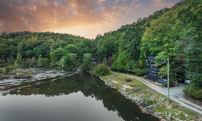 Ellijay Cabina | Riverfront - Hot Tub - kayaks - fire pits - 4 king beds - awesome views-wildlife