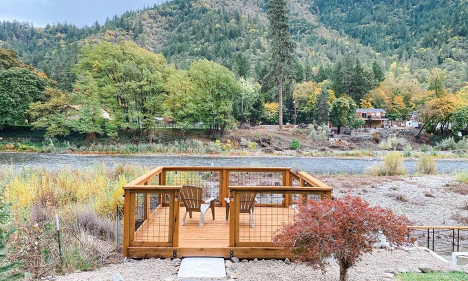 Grants Pass Casa | Riverfront House with hot tub, game room and more!