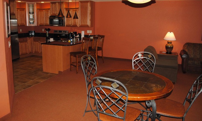 Wisconsin Dells Condominio | Hermoso condominio de 2 dormitorios, las reservas de verano incluyen hasta 6 pases de Noah's Ark