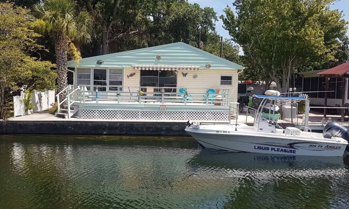 Weeki Wachee Gardens Casa | RIVERFRONT - KAYAK, SWIM, FISH THE WEEKI WACHEE RIVER. 3BR, 2 BA PRIVATE HOUSE.