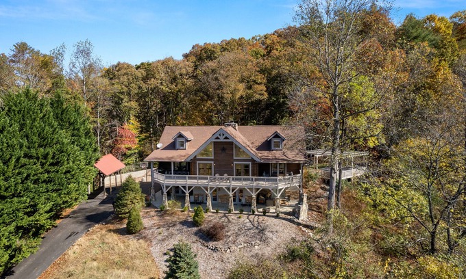 Marshall Cabina | Riverfront Lodge w/ Hot Tub, Game Room & Views + Biltmore Pass
