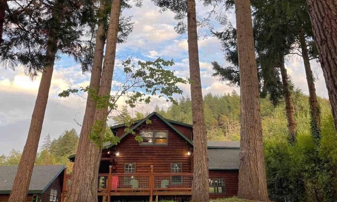 Roseburg Cabina | Riverfront Log Cabin in Roseburg’s Wine Country