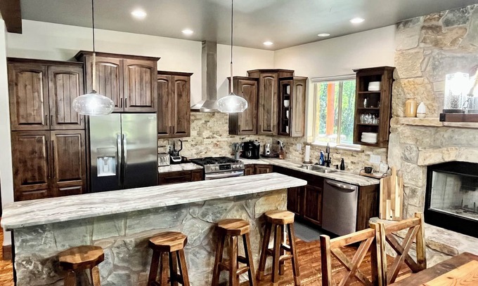 Hamilton Casa | Riverfront Luxury Cabin With Pond And Hot Tub.