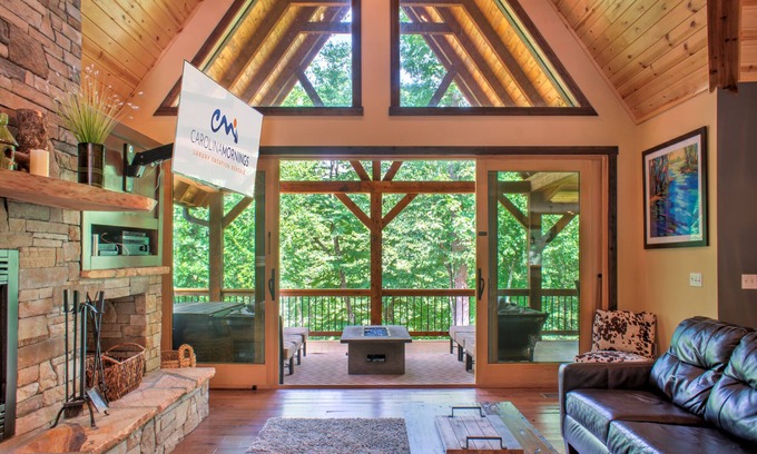 Burnsville Cabina | Riverfront Luxury Lodge w/ Hot Tub + Biltmore Pass | Pet-Friendly Paradise