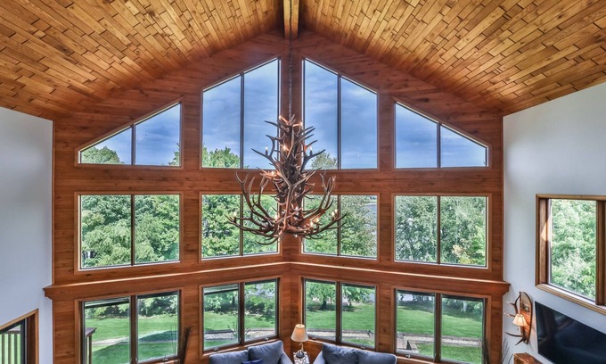 Day Casa | Riverfront Luxury with 5 bedrooms & Private Pool! 35 Minutes to Granite Peak!