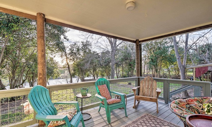 Martindale Casa | ¡NUEVO! Riverfront House w / Deck, 7 Mi a San Marcos!
