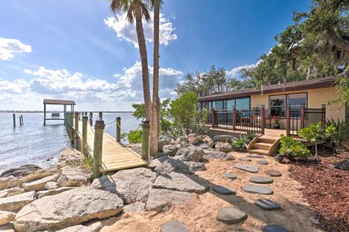 Tropic Apartamento | Riverfront Merritt Island Bungalow with Dock and Deck