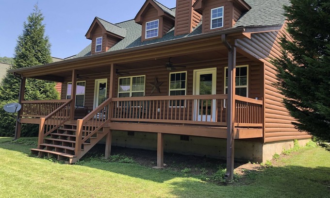 Hiawassee Casa | Cabaña de montaña frente al río con 2000 ’de pesca de río Trucha y vistas a la montaña