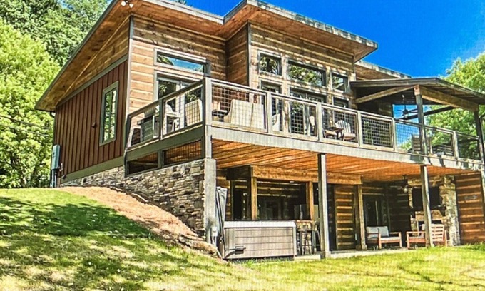 Ellijay Cabina | Riverfront Mountain Modern Cabin with hot tub very close to downtown Ellijay.