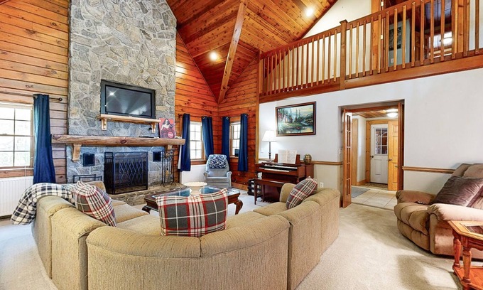 Cavendish Cabina | Riverfront mountain view house w/ fireplace, firepit, decks, w/d, wifi, yard