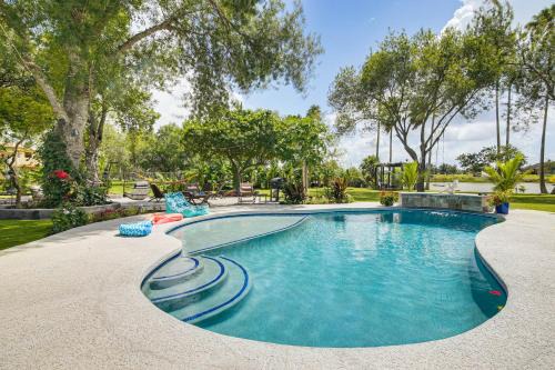 Sebastian Apartamento | Riverfront Oasis with Private Deck in Los Fresnos!