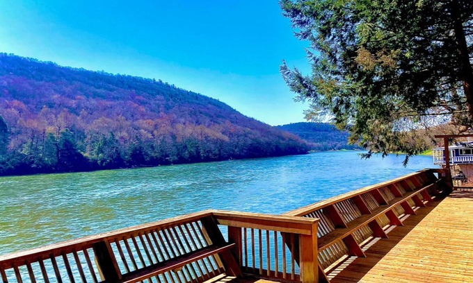 Kennerdell Casa | Riverfront Paradise