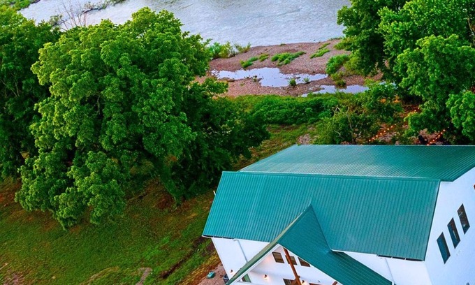 Golden Cabina | Riverfront | Ping Pong + Playset + Kayaks | EV