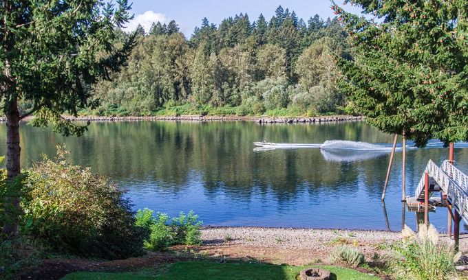 Jennings Lodge Cabaña | Riverfront Portland Area Cottage. The ultimate romantic and peaceful retreat!