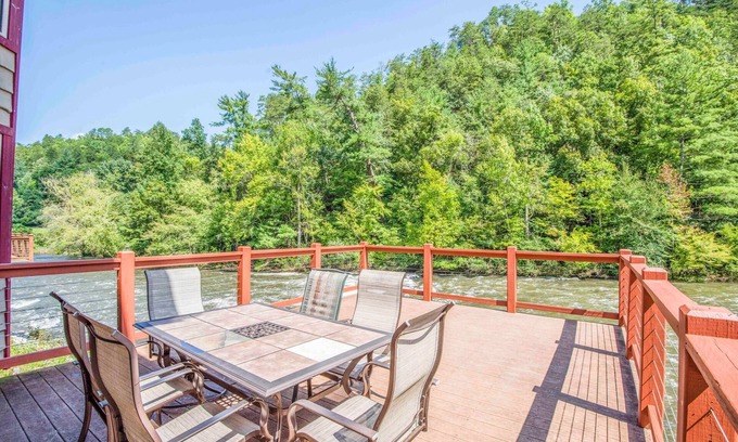 Tellico Plains Cabina | Riverfront Premium Cabin, 3 bed 3.5 bath, On the River, Sleep 10
