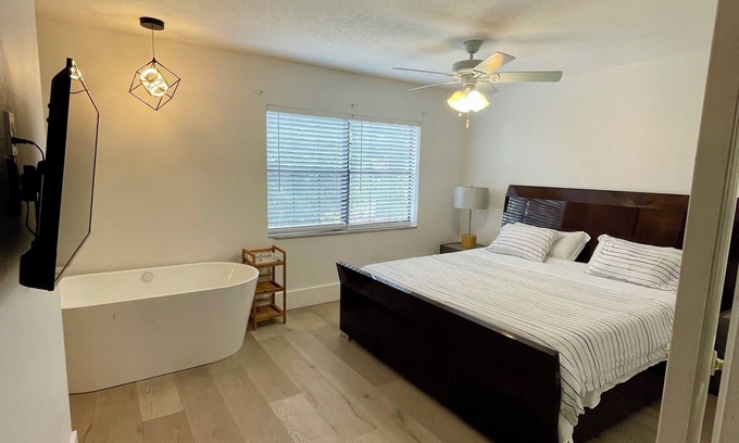 Sailboat Bend Apartamento | Riverfront Retreat:2BR+Soak tub