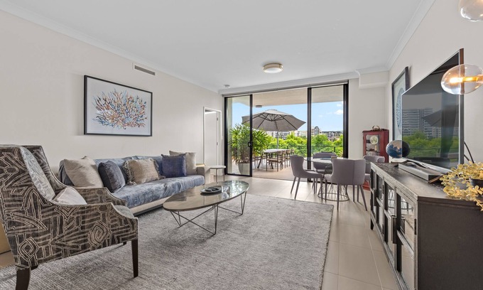 West End Apartamento | Riverfront Retreat! ~2Bed/2Bath/1Car/Huge Balcony