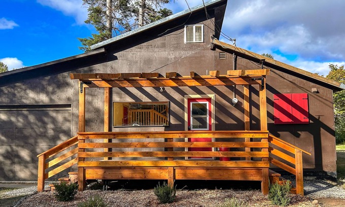 Elk Meadows Cabina | Riverfront Retreat | Cabin in Cle Elum with grill, W/D, & wood stove