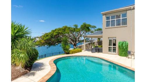 Bundall Casa | Riverfront Retreat Family Getaway 4BR with Pool