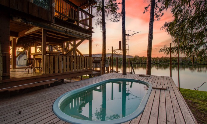 Barrett Casa | Riverfront Retreat Getaway