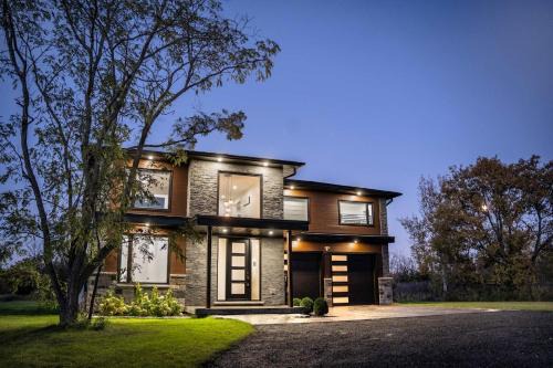 Trent Hills Casa | Riverfront Retreat Modern Home w Sauna and Hot Tub
