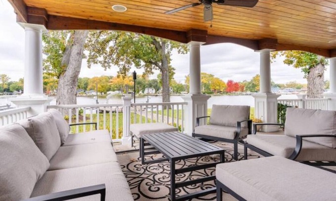 McHenry Casa | Riverfront Retreat on the Fox River