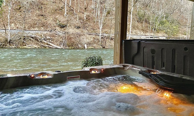 Bryson City Cabina | RIVERFRONT Retreat with HOT TUB on Nantahala River