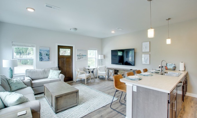 Sheboygan Apartamento | Riverfront Sheboygan Townhome w/ Grill!