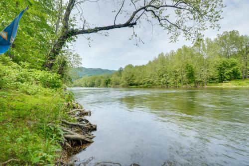Shenandoah Casa | Riverfront Shenandoah Getaway with Kayaks and Tubes!