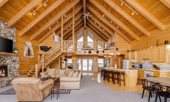 Victor Casa | Riverfront Teton property convenient to Jackson Hole & Targhee - dog-friendly
